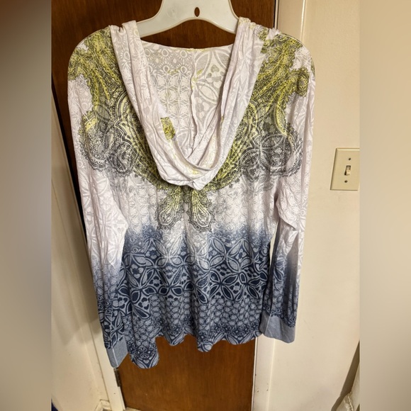 Gently used condition, lightweight bohemian style long sleeve hooded tee - Picture 5 of 17